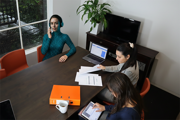 An image of an AI Voice Agent answering calls in a meeting.